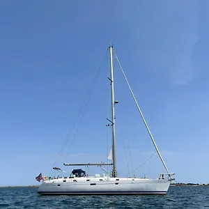 https://beautiful-and-comfortable-sailboat-with-private-parking.topbarcelonahotels.com